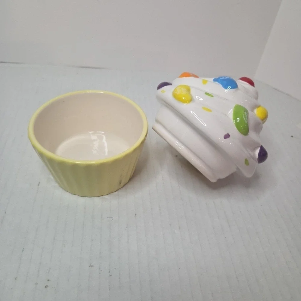 Jelly Belly Beans Ceramic Cupcake Covered Candy Dish Birthday Sprinkles 2011